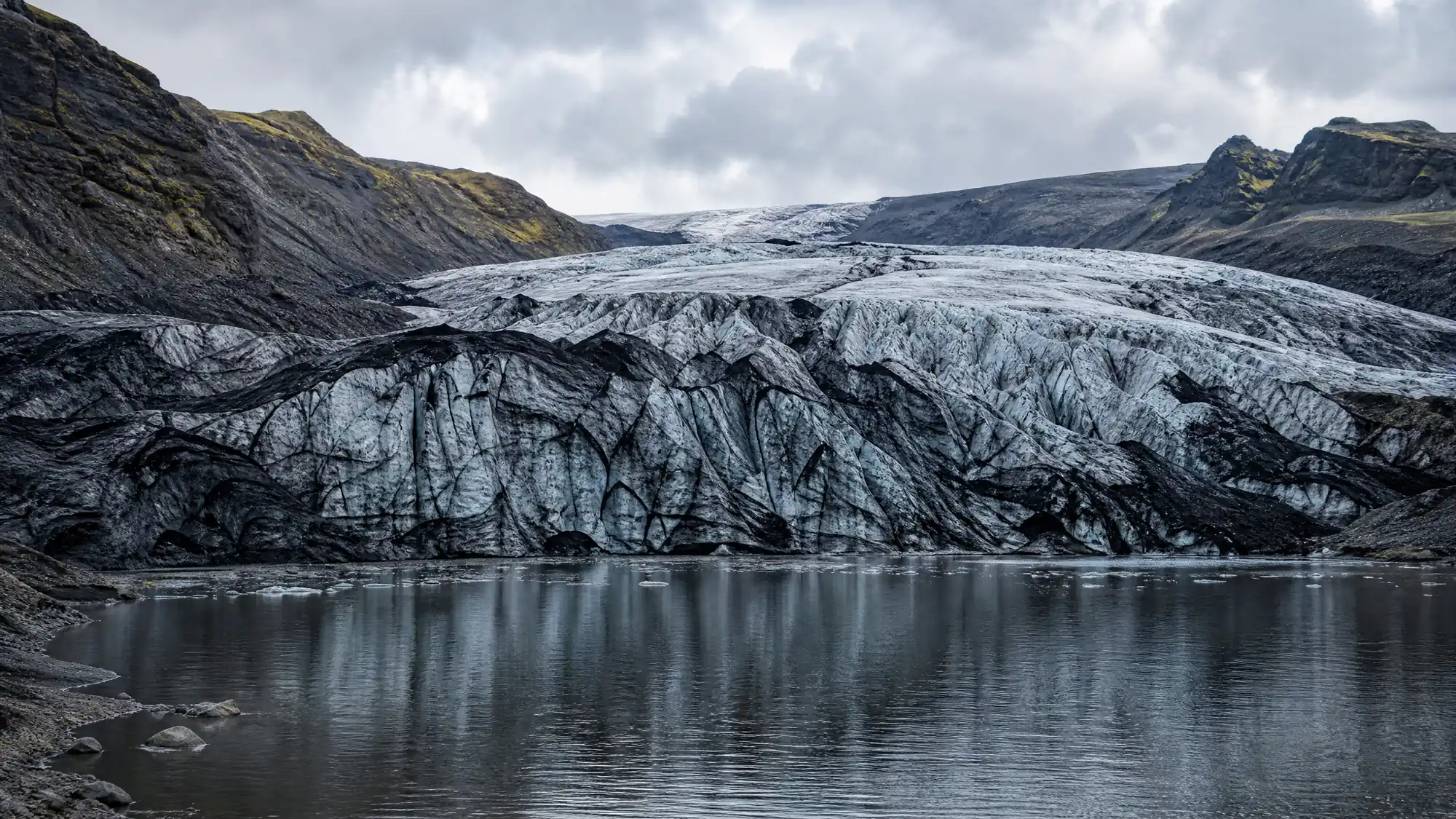 Sólheimajökull est un glacier émissaire en recul rapide dans le sud de l'Islande. Il offre une escalade sur glace accessible, des randonnées guidées et une lagune glaciaire à 165 kilomètres de Reykjavík.
