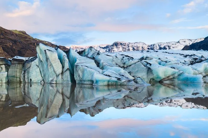 Atemberaubender blauer Sólheimajökull-Gletscher, der sich wunderschön in einer ruhigen Gletscherlagune spiegelt